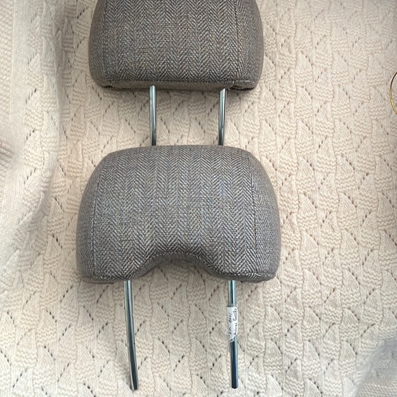 Subaru headrests for Forester 2001 may fit other year vehicles - Picture 2 of 4